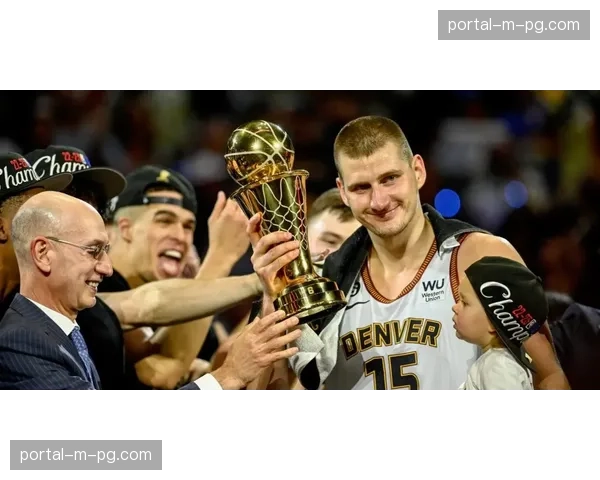 特写:在丹佛主场,尼古拉·约基奇领取个人第三座MVP奖杯 特写:在丹佛主场,尼古拉·约基奇领取个人第三座MVP奖杯