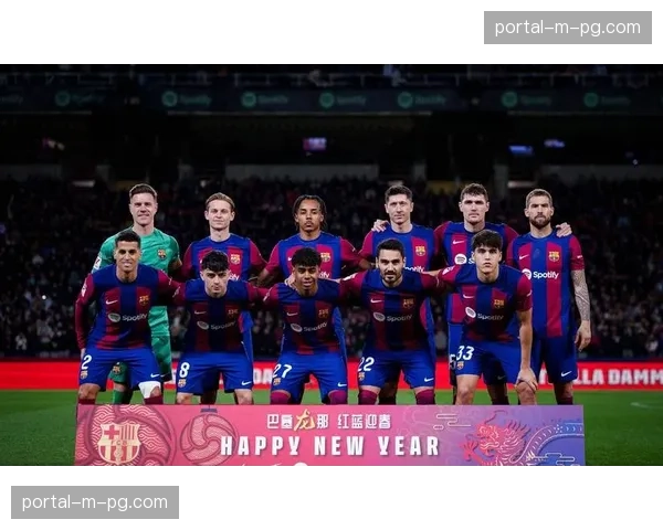 暖心一幕:小球童赛前与偶像合影,赛后获赠落场版球衣