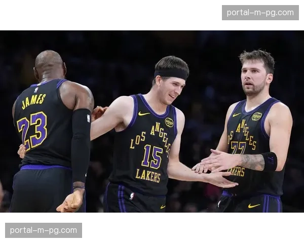 特写：看台上的一位防守教练，用平板电脑全程记录对手定位球战术