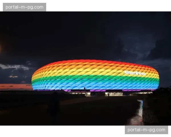 极端天气致比赛中断15分钟,慕尼黑安联球场顶棚紧急关闭